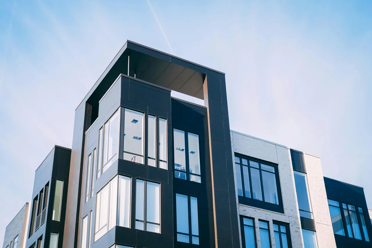 Modernes Gebäude mit dunkler Fassade aus der Untersicht
